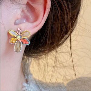 Orange flower stud earrings M66